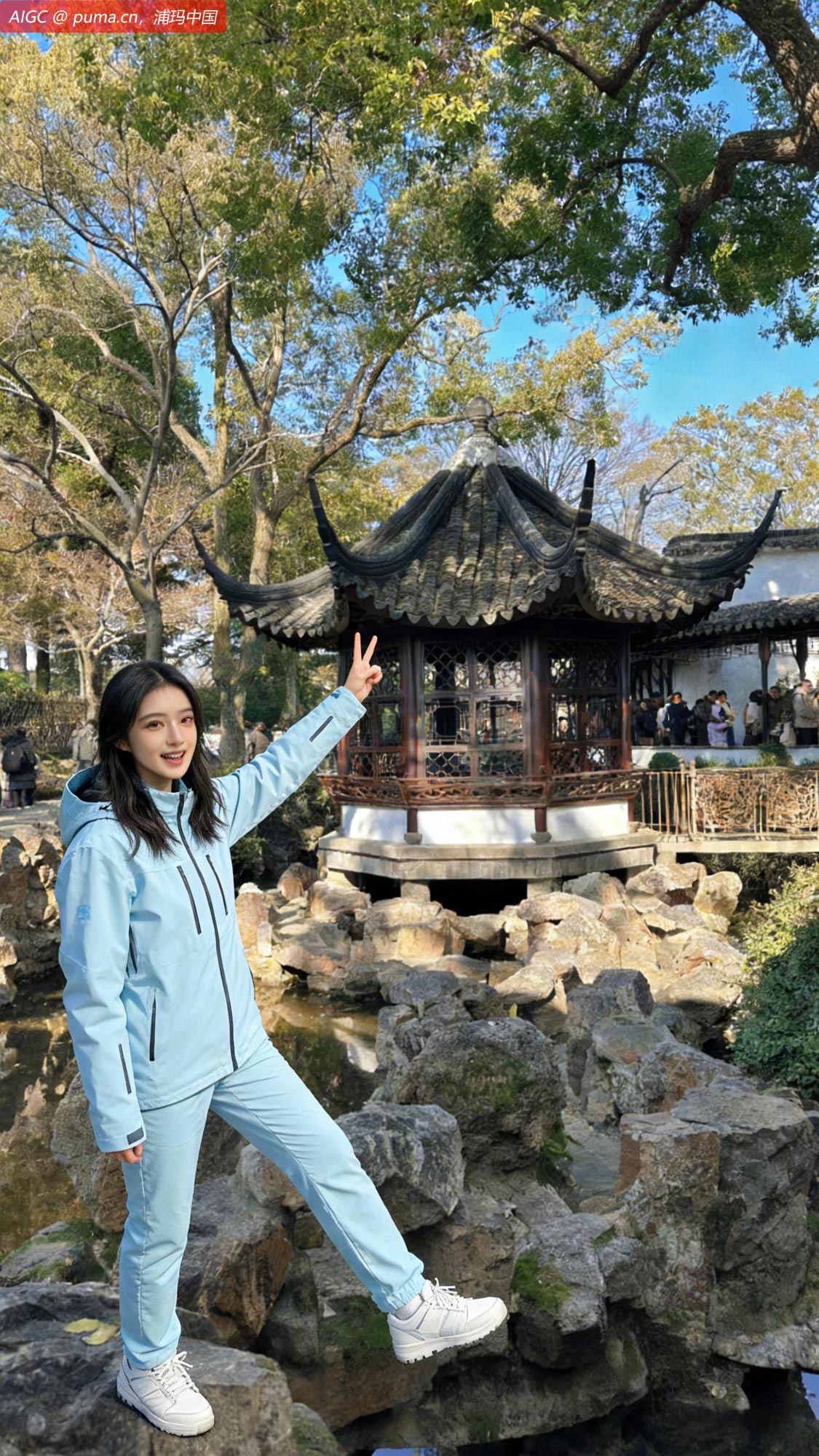 苏州拙政园。冬水澄澈见底，残荷零落