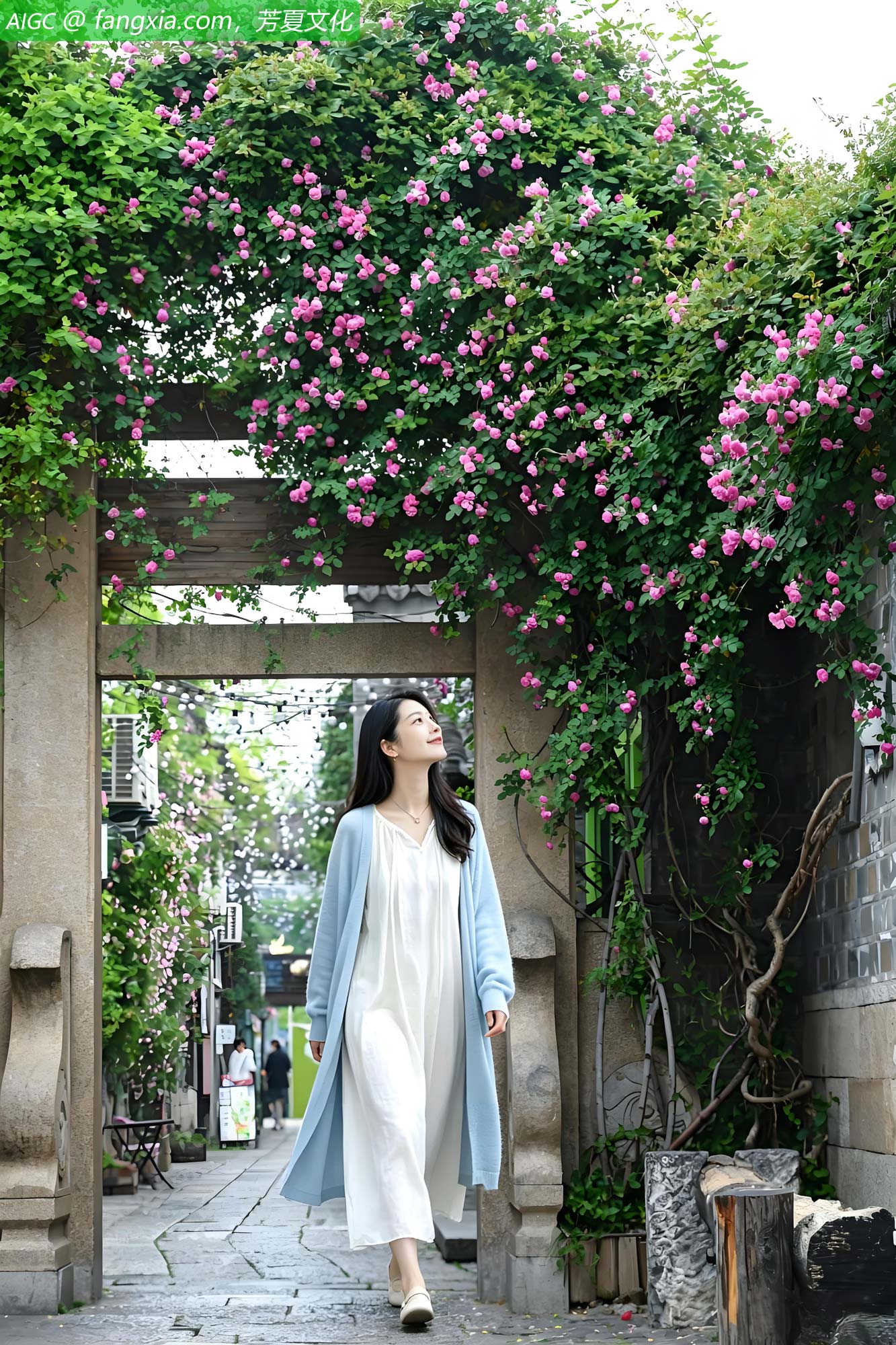 南京古民居里弄。云舒姑娘身着一袭白裙